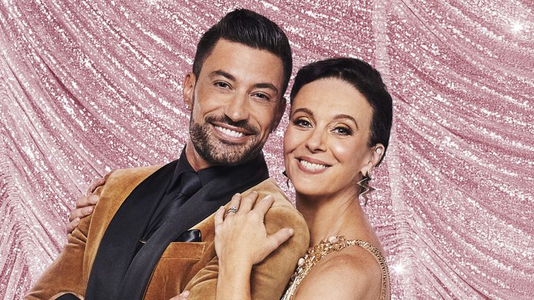 Pouze pro použití ve Spojeném království, Irsku nebo zemích Beneluxu Nedatovaná fotografie z letáku BBC Giovanni Pernice a Amanda Abbington. Herečka opustila soutěž Strictly Come Dancing BBC, oznámila Fleur East jménem Strictly mluvčího ve spin-off show BBC Two It Takes Two. Datum vydání: pondělí 23. října 2023.