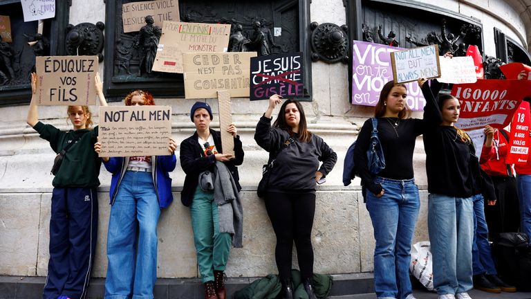 Po celé Francii probíhají demonstrace na podporu Gisele Pelicotové. Obrázek: AP