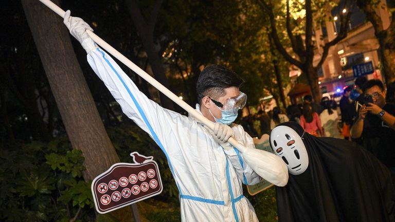 Občané a turisté se oblékají a účastní se halloweenského průvodu v čínské Šanghaji.  Obr: Costfoto/NurPhoto/Shutterstock