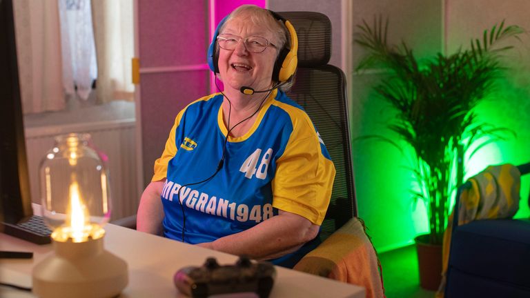 Nedatovaná fotografie letáku vydaná IKEA Cath Bowie, 76leté babičky z Moray ve Skotsku, která živě streamuje hraní videoher, řekla, když jí byl představen populární titul Fortnite, bylo to "láska na první pohled". Bowie představil Fortnite její vnuk. Datum vydání: pondělí 21. října 2024.