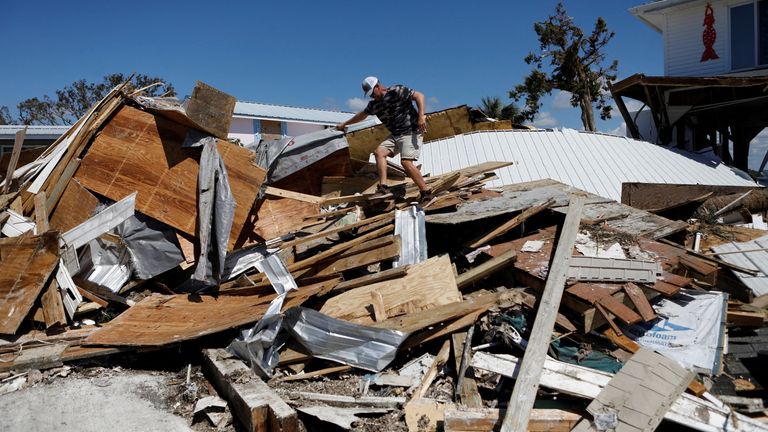 Muž, který žije v Keaton Beac, se snaží získat zpět své věci ze svého domova poté, co hurikán Helene prošel pásem Floridy. Snímek: Reuters