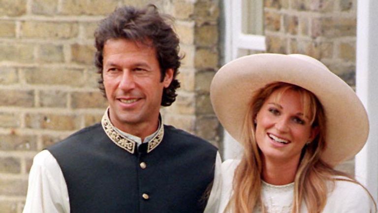 Bývalý pákistánský kapitán kriketu Imran Khan a jeho nevěsta Jemima Goldsmith před matričním úřadem v Richmondu po jejich svatbě. 15/5/96: Jemima oznámila těhotenství. 1. 2. 99: Pákistánští celníci obvinili Jemimu z pašování starožitných dlaždic.