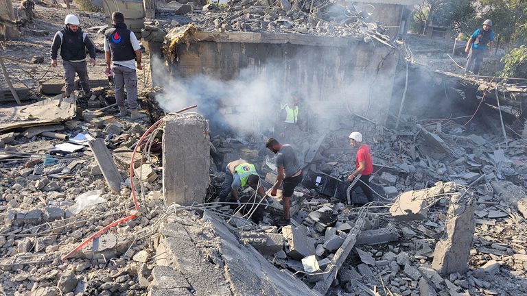 Záchranáři ve středu pracují na místě izraelského úderu v údolí Bekaa.   Snímek: Reuters