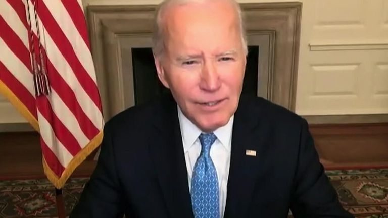 Joe Biden způsobil dnes večer rozruch tím, že tápal ve svých slovech, když mluvil o komentářích, které pronesl komik vystupující na shromáždění Donalda Trumpa. 