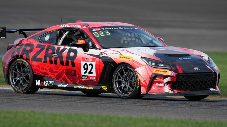 Keanu Reeves jede během automobilového závodu GR Cup Series na Indianapolis Motor Speedway, v sobotu 5. října 2024 v Indianapolis. (AP Photo/Darron Cummings)