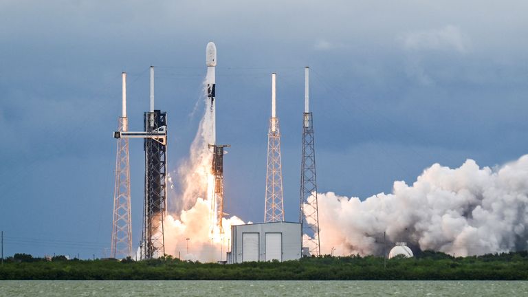 Raketa Falcon 9 společnosti SpaceX odstartuje a nese kosmickou loď Evropské vesmírné agentury Hera na misi k asteroidu Dimorphos.  Obrázek Reuters