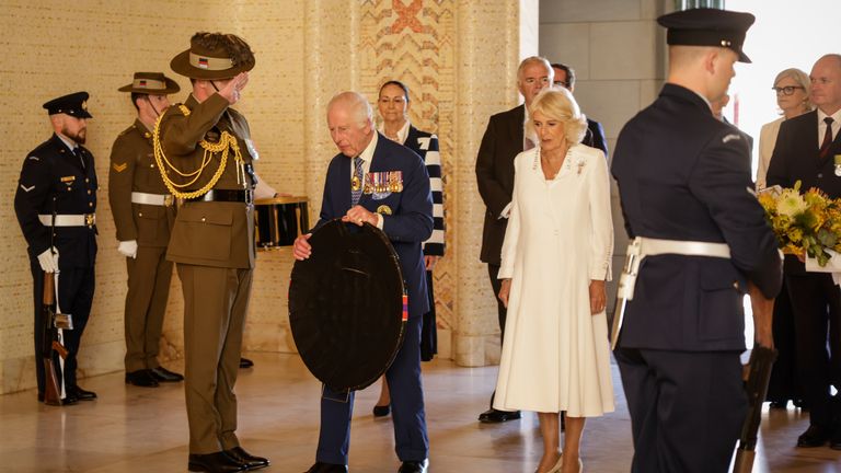 Král Charles a královna Camilla položili věnec u australského válečného památníku v Canbeře. Obrázek: Brook Mitchell/Pool Photo přes AP