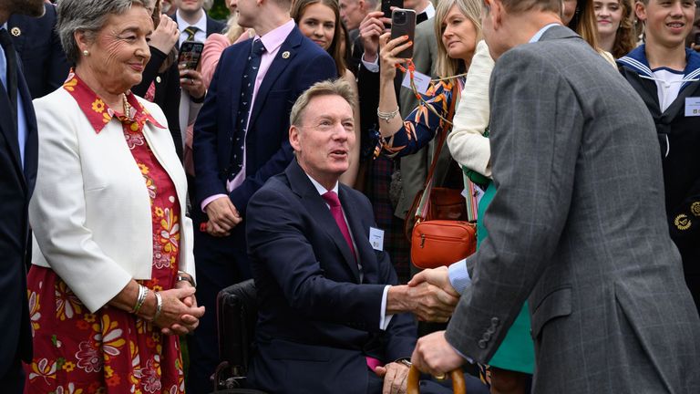 Novinář Frank Gardner si potřásá rukou s vévodou z Edinburghu během oslav Zlaté ceny vévody z Edinburghu v zahradě Buckinghamského paláce v Londýně. Akce se účastní přes 8000 mladých lidí z celé republiky. Datum snímku: pondělí 13. května 2024.