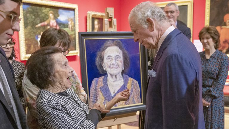 Setkání krále Charlese (tehdejšího prince z Walesu) s přeživší holocaustu Lily Ebertovou na výstavě v The Queen's Gallery, Buckinghamský palác.  Obrázek: PA