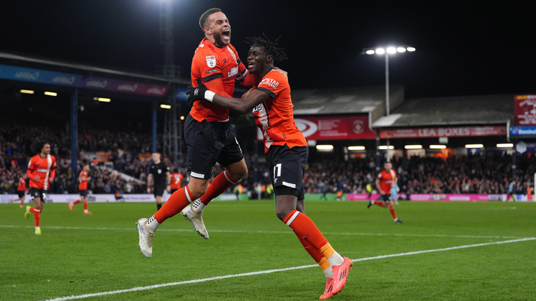 Elijah Adebayo (vpravo) z Luton Town slaví tento týden po svém prvním gólu v sezóně.  Obrázek: PA