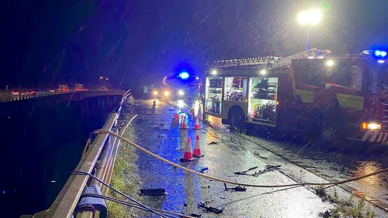 Hasičská a záchranná služba Cheshire rozdávaná fotografie záchranných složek na scéně pod mostem na M6 v Cheshire, kde kamion spadl 60 metrů od Thelwall viaduktu mezi křižovatkami 20 a 21 a přistál na náspu pod ním. Datum vydání: pondělí 30. září 2024. Cheshire Fire and Rescue Service/PA Wire