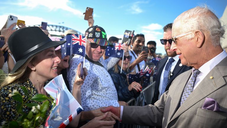 Král Karel III. se setkal s veřejností během návštěvy opery v Sydney u příležitosti jejího 50. výročí, třetí den královské návštěvy Austrálie a Samoy. Datum snímku: úterý 22. října 2024.