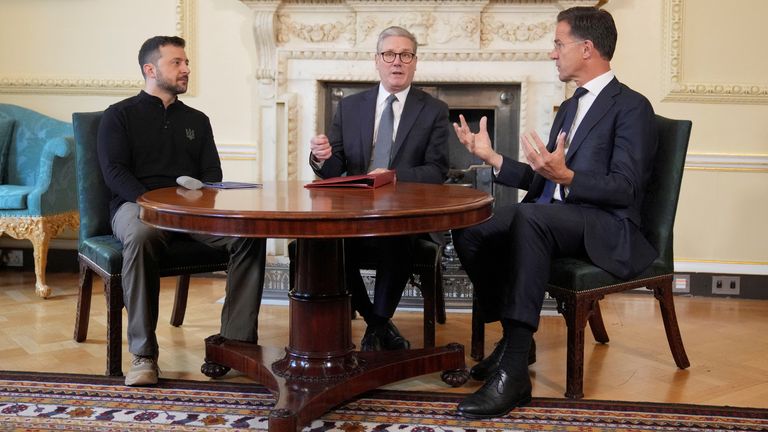 Britský premiér Keir Starmer, generální tajemník NATO Mark Rutte a ukrajinský prezident Volodymyr Zelskyy se setkávají na 10 Downing Street v Londýně v Británii, 10. října 2024. Obrázek: Reuters: Reuters