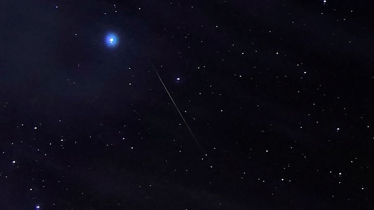 Meteor z roje Orionid viděný v roce 2019. Obr: Reuters