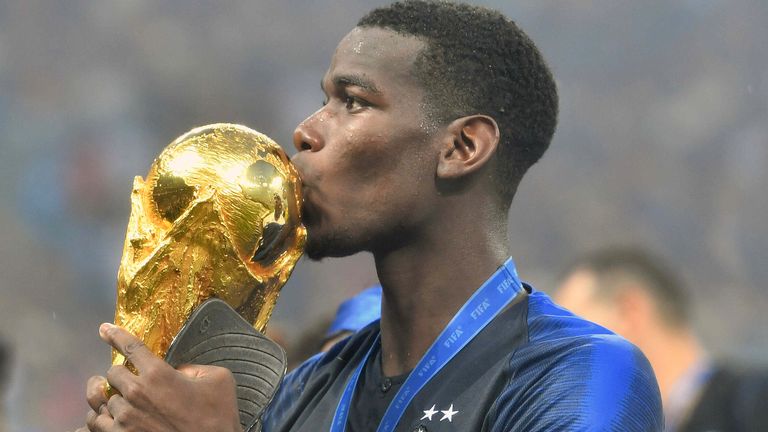 ARCHIVNÍ FOTO: Paul POGBA bude mít 15. března 2023 30 let, Paul POGBA (FRA) líbá pohár, pohár, trofej, předávání cen, vítězný ceremoniál, akce, jediný obrázek, oříznutý jediný motiv, poloviční postava, poloviční postava, Francie (FRA) - Chorvatsko (CRO) 4-2, finále, 64. zápas, 15. 7. 2018 v Moskvě; stadion Lužniki. Mistrovství světa ve fotbale 2018 v Rusku od 14.06. - 15.07.2018. ? Foto: Frank Hoermann/SVEN SIMON/picture-alliance/dpa/AP Images