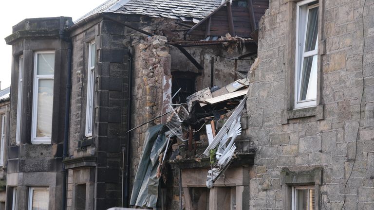 Scéna v bytovém domě na Kellie Place v Alloa, Clackmannanshire, poté, co v neděli exploze protrhla nemovitost, zabila jednoho muže a několik dalších bylo zraněno. Datum snímku: pondělí 7. října 2024.