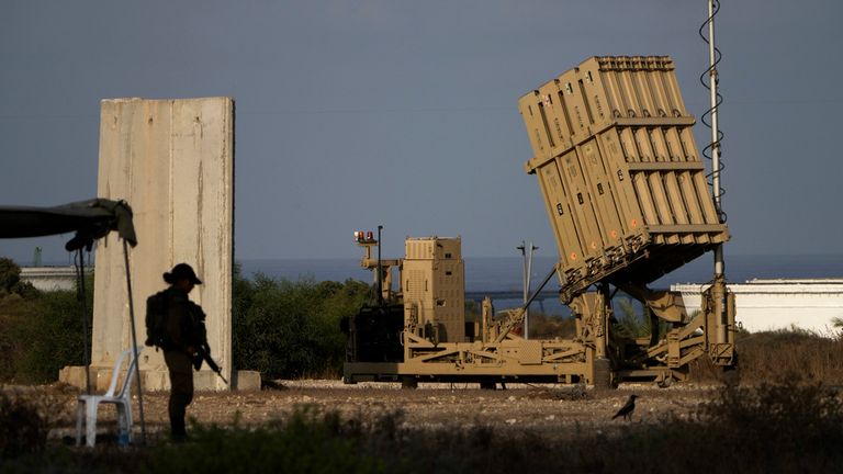 SOUBOR - Baterie izraelského obranného raketového systému Iron Dome, rozmístěného k zachycení raket, se nachází v Aškelonu v jižním Izraeli, 7. srpna 2022. (AP Photo/Ariel Schalit, File)