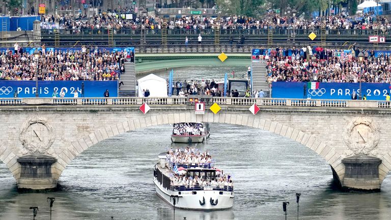 Tým Řecka cestuje lodí po řece Seině v Paříži ve Francii během zahajovacího ceremoniálu Letních olympijských her 2024, pátek 26. července 2024. (AP Photo/Ricardo Mazalan)