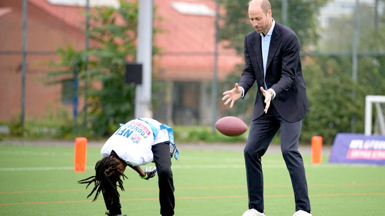 Princ z Walesu chytí fotbal, když se účastní akce NFL Foundation NFL Flag.  Snímek: Reuters