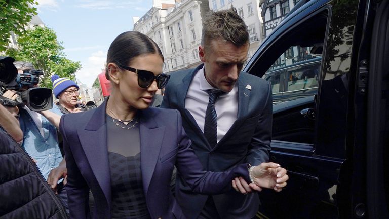 Rebekah Vardy s manželem Jamiem před Nejvyšším soudem