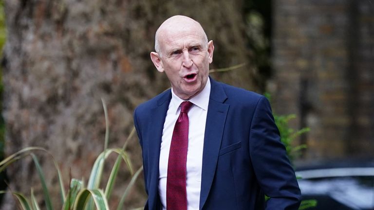 Ministr obrany John Healey přijíždí do Downing Street v Londýně na jednání vlády. Datum snímku: úterý 8. října 2024. PA Foto. Viz příběh PA POLITIKA Kabinet . Fotografický kredit by měl znít: Ben Whitley/PA Wire