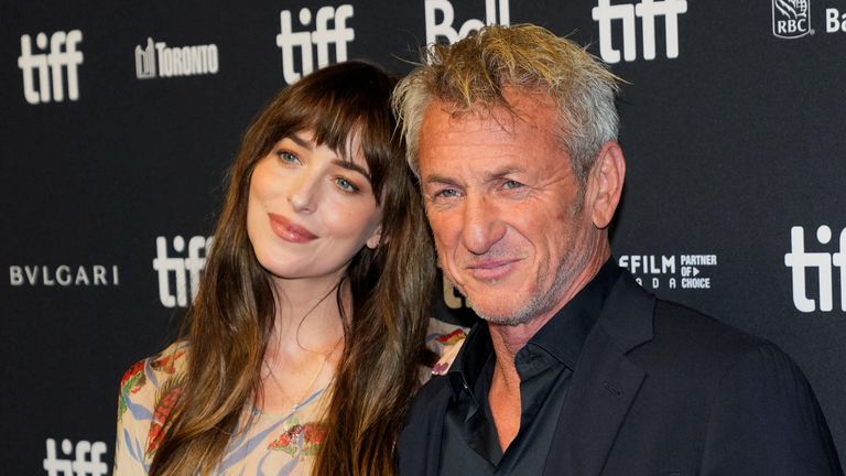 Členové obsazení Dakota Johnson a Sean Penn se účastní mezinárodní premiéry filmu "Tati" na Mezinárodním filmovém festivalu v Torontu (TIFF) v Torontu, Ontario, Kanada 10. září 2023. REUTERS/Mark Blinch