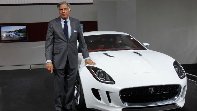 Ratan Tata s vozem Jaguar C-X16 v roce 2012. Obr: Reuters