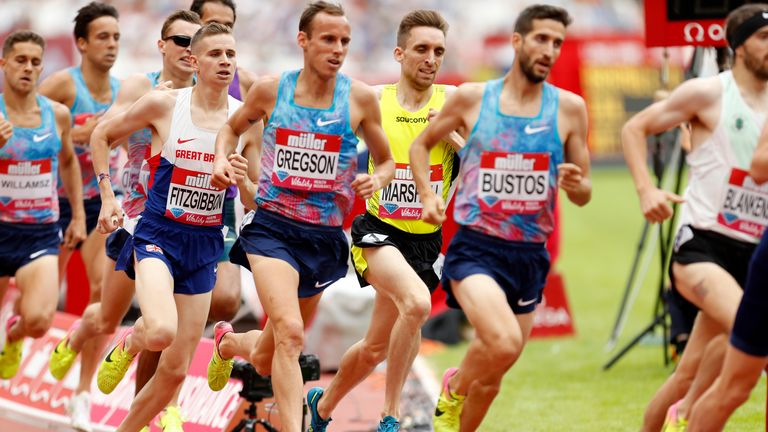 Robbie Fitzgibbon z Velké Británie (vlevo) soutěží v běhu na 1500 metrů mužů během výročních her Muller London Anniversary Games 2017 na londýnském stadionu. SDRUŽENÍ TISKU Foto. Datum snímku: neděle 9. července 2017. Viz příběh PA ATLETIKA Londýn. Fotografický kredit by měl znít: Paul Harding/PA Wire. OMEZENÍ: Pouze redakční použití, jakékoli komerční použití musí být schváleno British Athletics.