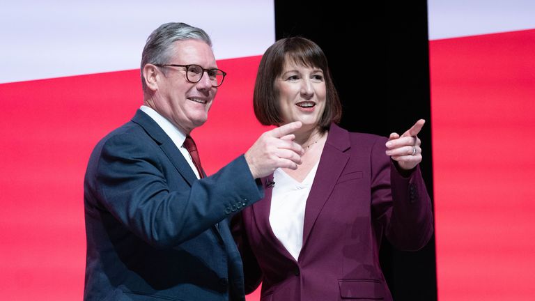 Sir Keir Starmer poblahopřál Rachel Reevesové poté, co vystoupila na konferenci Labouristické strany v Liverpoolu. Obrázek: PA