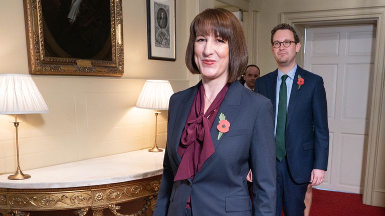 Rachel Reeves a hlavní tajemník ministerstva financí Darren Jones se připravují k odchodu z Downing Street 11