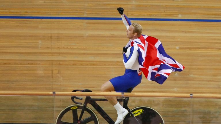 Chris Hoy z Británie slaví po zisku zlaté medaile v keirinovém závodě mužské dráhové cyklistiky na olympijských hrách v Pekingu 2008 16. srpna 2008. REUTERS/Phil Noble (ČÍNA)