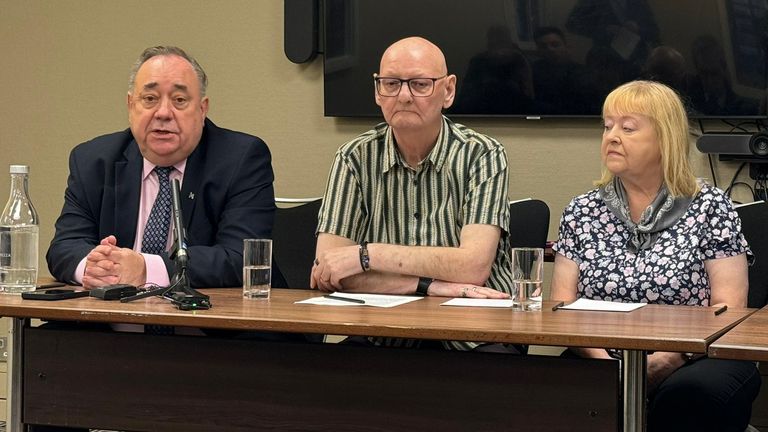 Bývalý první ministr Alex Salmond (vlevo) s Peterem a Florence Fanningovými z Coatbridge v severním Lanarkshire na tiskové konferenci v Edinburghu o řízení, které zahájili s pomocí Govan Law Center proti skotské vládě a britské práci a Ministr penzí kvůli škrtům na zimní platby za palivo. Datum snímku: čtvrtek 26. září 2024.