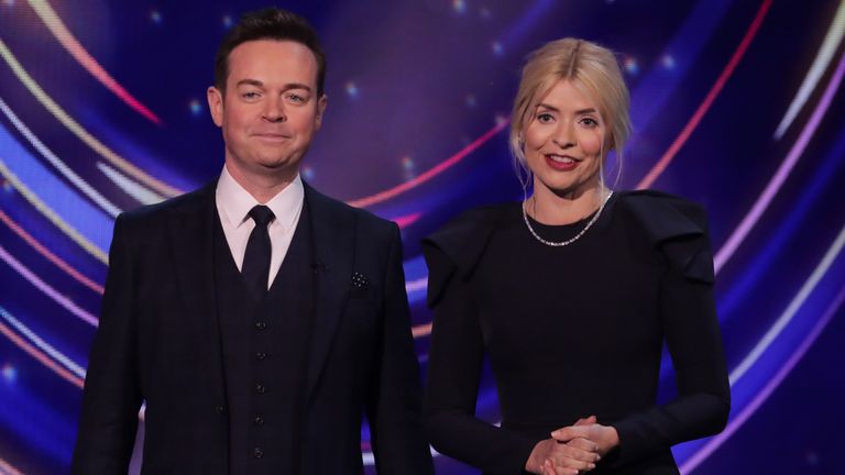 Stephen Mulhern se stal spolumoderátorem Dancing On Ice s Holly Willoughby v únoru 2022, když byl Phillip Schofield nemocný. Obrázek: Matt Frost/ITV/Shutterstock