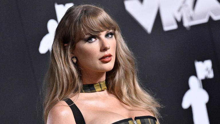 Taylor Swift dorazí na předávání cen MTV Video Music Awards ve středu 11. září 2024 v UBS Areně v Elmontu, NY (Foto: Evan Agostini/Invision/AP)