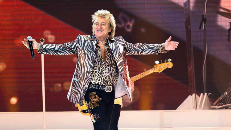 Rod Stewart gestikuluje na pódiu v Royal Areně během svého "Naposledy" koncert v Kodani, v neděli 9. června 2024. (Torben Christensen/Ritzau Scanpix přes AP)