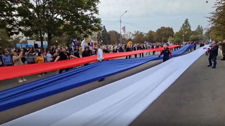 Rusko anexe ukrajinských regionů - oslavy v Chersonu obr.: AP (převzít z videa) 