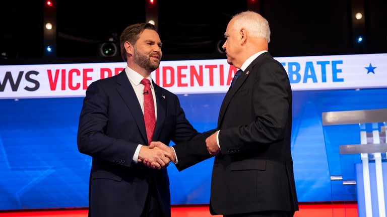 Tim Walz (R) a JD Vance si potřásají rukou na viceprezidentské debatě v roce 2024 Pic: AP