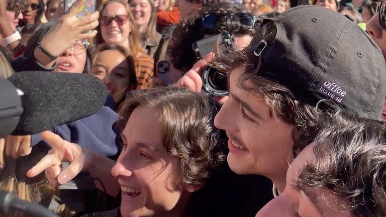 Timothee Chalamet (černá čepice) pózuje se soutěžícími.  Obr:ITWEETABTTV/Reuters