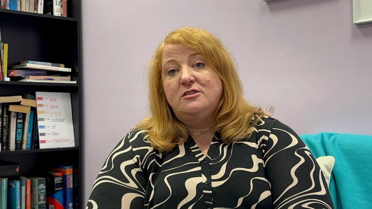 Ministryně spravedlnosti Stormont Naomi Long hovoří při zahájení strategie domácího a sexuálního zneužívání v sídle NSPCC v Severním Irsku na severu Belfastu. Cílem nové mezirezortní strategie je zasáhnout proti domácímu a sexuálnímu zneužívání v rámci sedmileté strategie, jejímž cílem je chránit a podporovat ohrožené, postavit pachatele před soud a učinit ze Severního Irska místo, kde dochází k domácímu zneužívání a sexuálnímu zneužívání. není tolerováno. Datum snímku: středa 25. září 2024. PA Foto. Viz příběh PA ULSTER Strategy. Fotografický kredit by měl znít: Rebecca Black/PA Wire