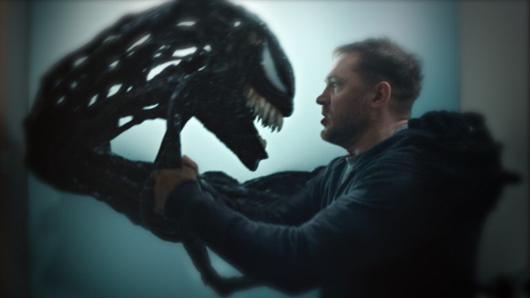 Fotografie Toma Hardyho a jeho marvelovské postavy Venoma "Venom: Poslední tanec" která měla britskou premiéru v Londýně. Obrázek: Sony Pictures