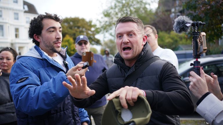 Tommy Robinson před policejní stanicí Folkestone.  Obrázek: PA