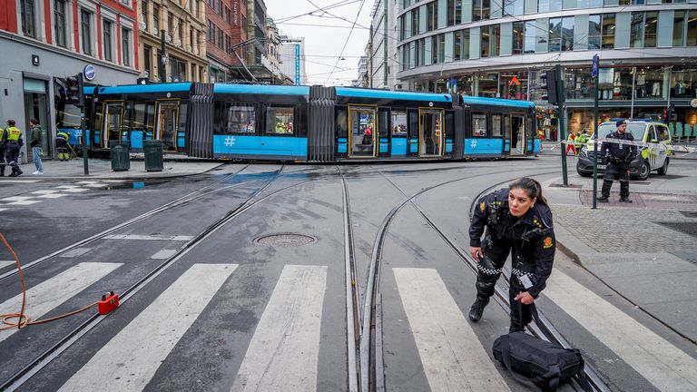 Policie a další záchranáři pracují poté, co tramvaj vykolejila a narazila do budovy v centru Osla v Norsku 29. října 2024. NTB/Terje Pedersen prostřednictvím REUTERS POZOR REDAKCE – TENTO OBRÁZEK ​​POSKYTLA TŘETÍ STRANA. NORSKO OUT. ŽÁDNÝ KOMERČNÍ ANI REDAKČNÍ PRODEJ V NORSKU. TPX OBRÁZKY DNE