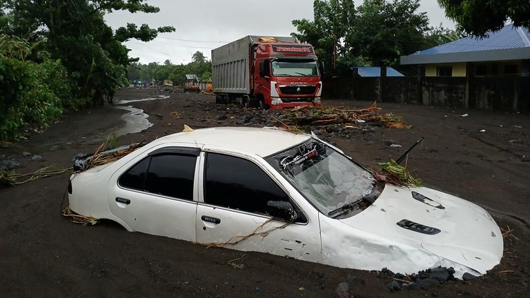 Auto ponořené v bahně. Snímek: Reuters