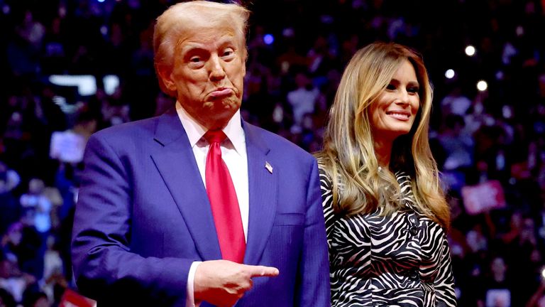 Donald Trump ukazuje prstem na Melanii Trumpovou během předvolebního shromáždění v Madison Square Garden.  Snímek: Reuters