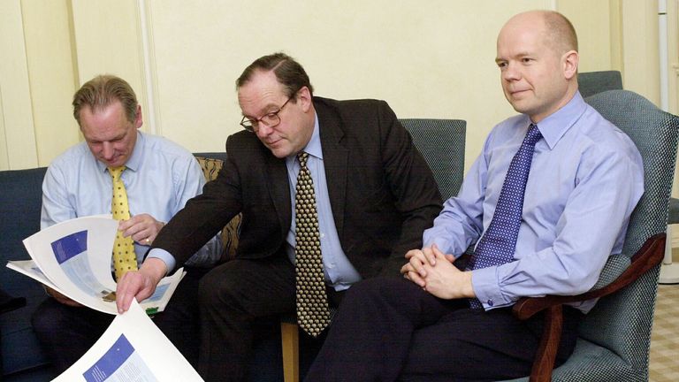 Michael Ancram (uprostřed), když byl předsedou strany vedle Williama Hague (R) v roce 2001. Obr: Reuters