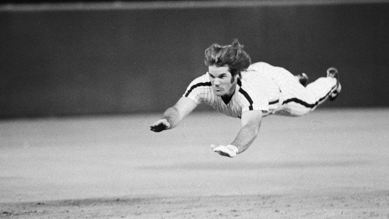 Pete Rose ukradl třetí základnu, když hrál za Philadelphia Phillies proti New York Mets 3. června 1981 Obr: AP