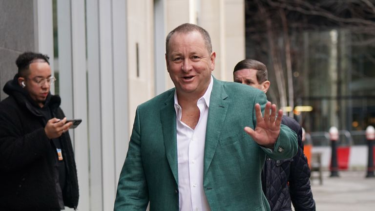 Mike Ashley před budovou Rolls                                                                                                                                                                                                   