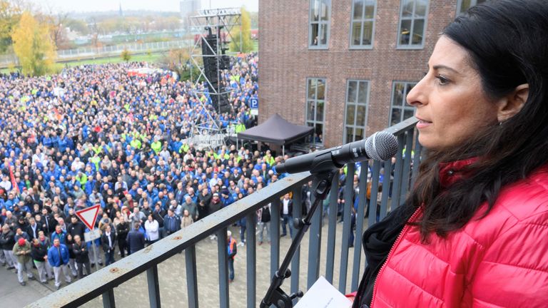 Daniela Cavallo, předsedkyně Generální a skupinové podnikové rady největší evropské automobilky Volkswagen AG hovoří se zaměstnanci během briefingu o plánech VW na uzavření tří závodů a propuštění tisíců zaměstnanců v německém Wolfsburgu, 28. října 2024. Julian Stratenschulte/ Bazén přes REUTERS