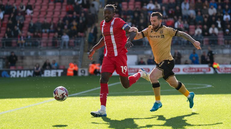 Jack Marriott z Wrexham AFC (vpravo) pronásleduje Omara Becklese z Leyton Orient během zápasu Sky Bet League One na stadionu Gaughan Group v Leytonu ve východním Londýně. Datum snímku: Sobota 28. září 2024.