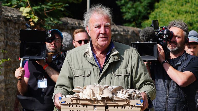 Jeremy Clarkson nesoucí houby při otevření své nové hospody The Farmer's Dog.  Obrázek: PA